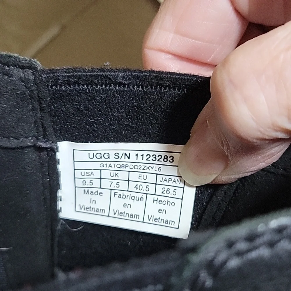VGUC- UGG Leather Lug Sole Chelsea Boot